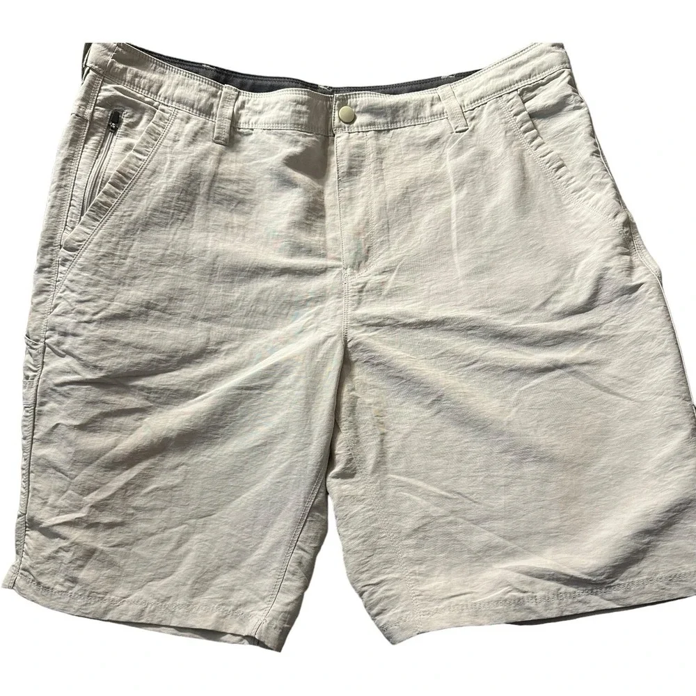 NordicTrack Cargo Shorts Khaki 3 Zip Pockets Hiking‎ Camp Casual Mens Size 42